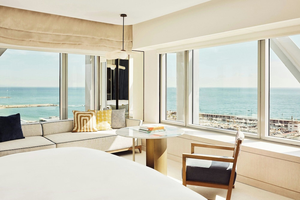 Habitación, 1 cama de matrimonio grande, en esquina (Seascape) del hotel Arts Barcelona. Foto 2