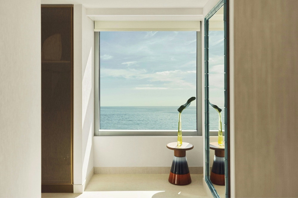 Habitación, 1 cama de matrimonio grande, en esquina (Seascape) del hotel Arts Barcelona. Foto 3