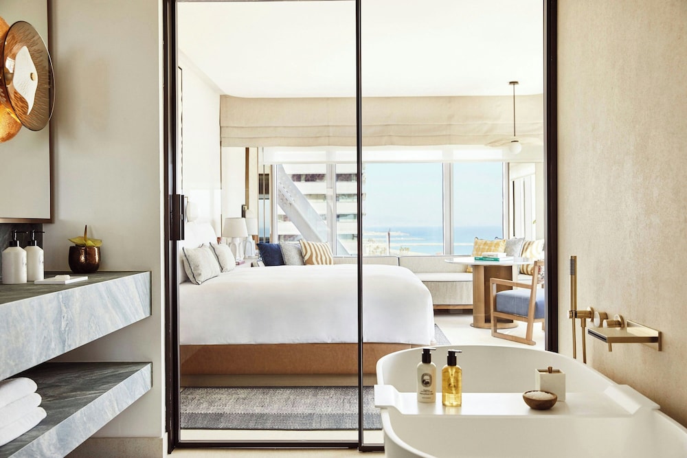Habitación, 1 cama de matrimonio grande, en esquina (Seascape) del hotel Arts Barcelona. Foto 5