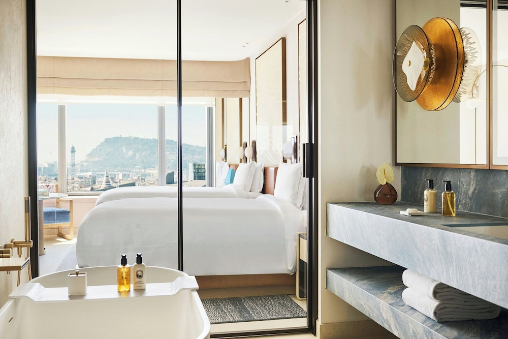 Habitación, 2 camas dobles, vistas a la ciudad (Panorama City View) del hotel Arts Barcelona. Foto 4
