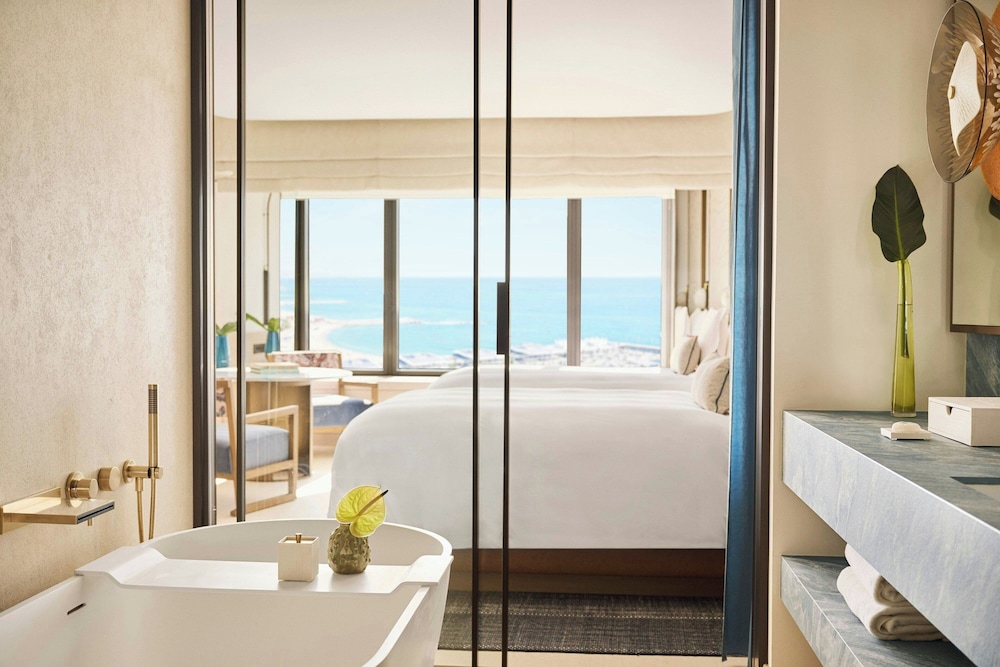 Habitación, 2 camas dobles, vistas al mar (Panorama Sea View) del hotel Arts Barcelona. Foto 4