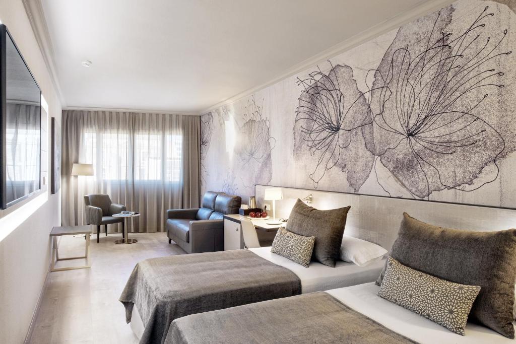 Habitación triple Lujo del hotel Sallés Pere Iv. Foto 1