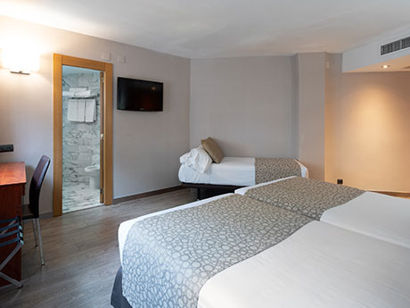 Habitación triple del hotel Catalonia Park Putxet