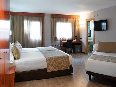 Habitación triple del hotel Catalonia Park Putxet. Foto 1