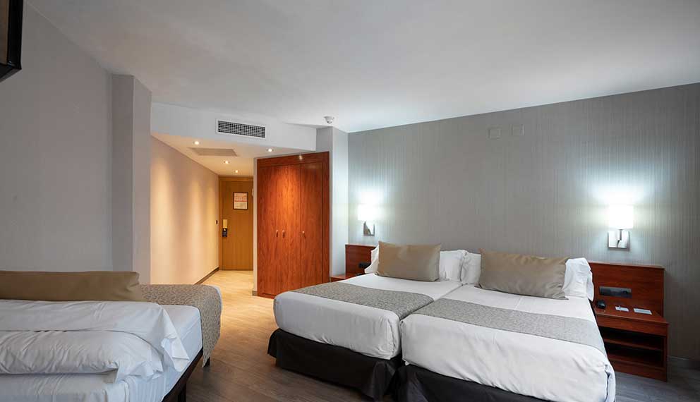 Habitación triple del hotel Catalonia Park Putxet. Foto 2