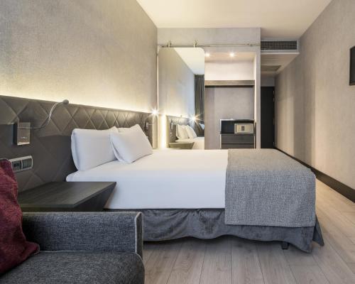 Habitación Triple del hotel Ilunion Bel Art. Foto 3