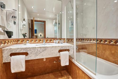 Habitación Doble Estándar del hotel Dwo Garbí Mil·lenni. Foto 3
