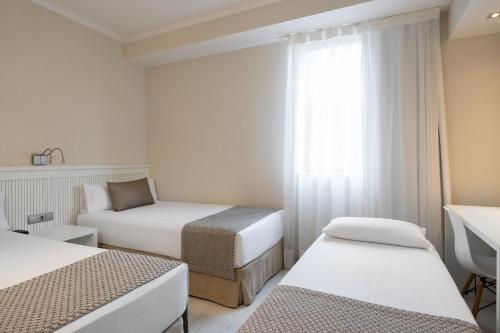 Habitación Triple del hotel Catalonia Roma. Foto 2