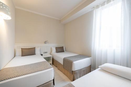 Habitación Triple del hotel Catalonia Roma. Foto 3