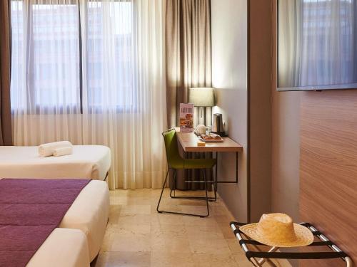 Habitación Estándar con 3 camas individuales del hotel Mercure Barcelona Condor