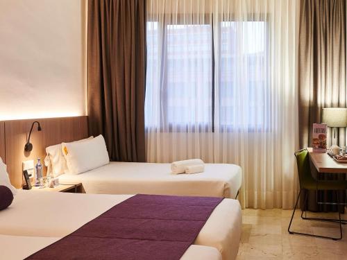 Habitación Estándar con 3 camas individuales del hotel Mercure Barcelona Condor. Foto 1