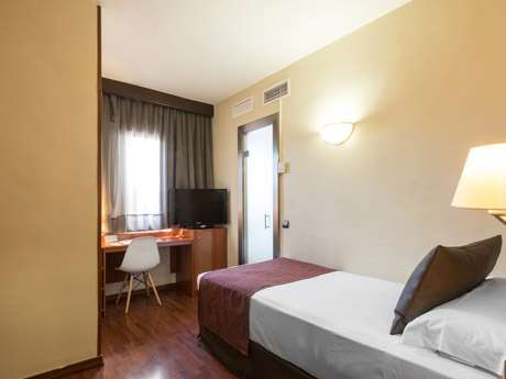 Habitación individual del hotel Catalonia Castellnou. Foto 1