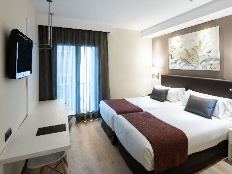 Habitación doble del hotel Catalonia Castellnou. Foto 1