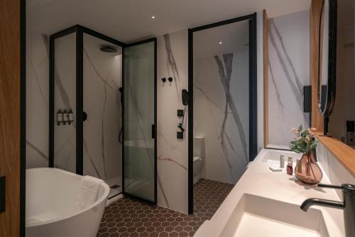 Suite Deluxe del hotel Vincci Maritimo. Foto 4