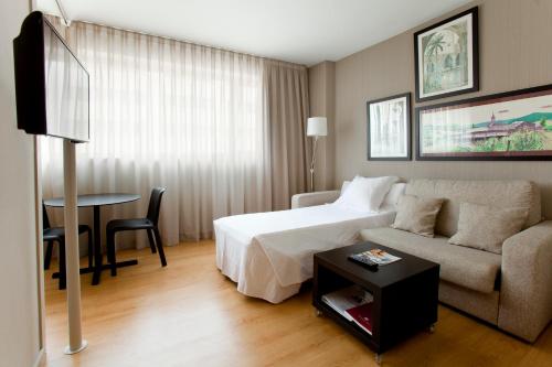 Habitación Triple del hotel Atenea Barcelona. Foto 2