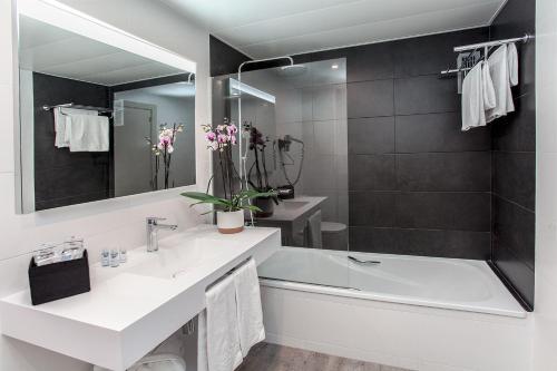 Habitación Triple del hotel Atenea Barcelona. Foto 4