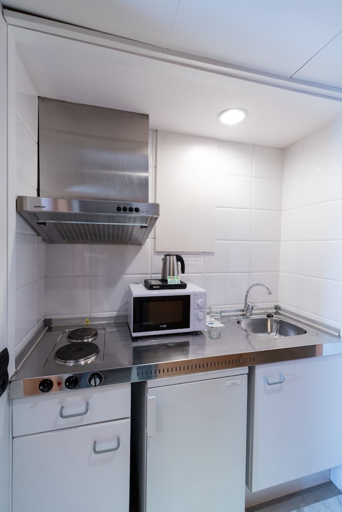 Habitación estándar, cocina básica del hotel Atenea Barcelona. Foto 4