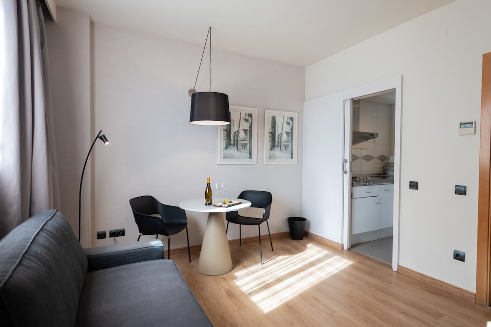 Habitación superior, cocina básica del hotel Atenea Barcelona