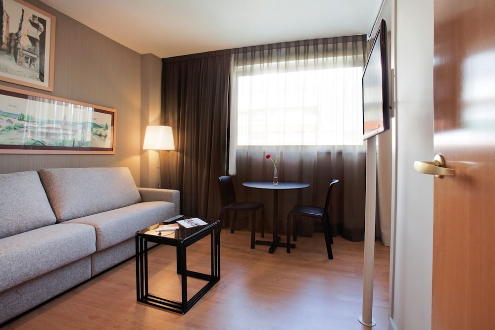 Habitación Premium, cocina básica del hotel Atenea Barcelona. Foto 1
