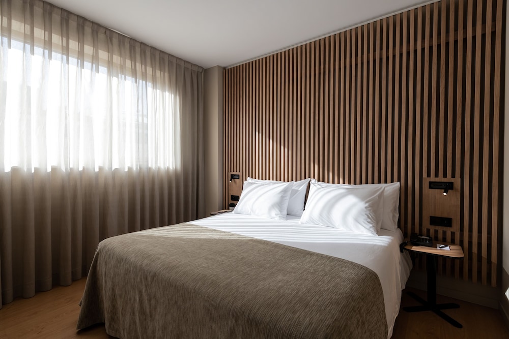 Habitación cuádruple, cocina básica del hotel Atenea Barcelona. Foto 4