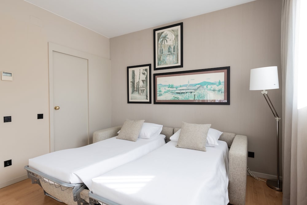 Habitación cuádruple, cocina básica del hotel Atenea Barcelona. Foto 5