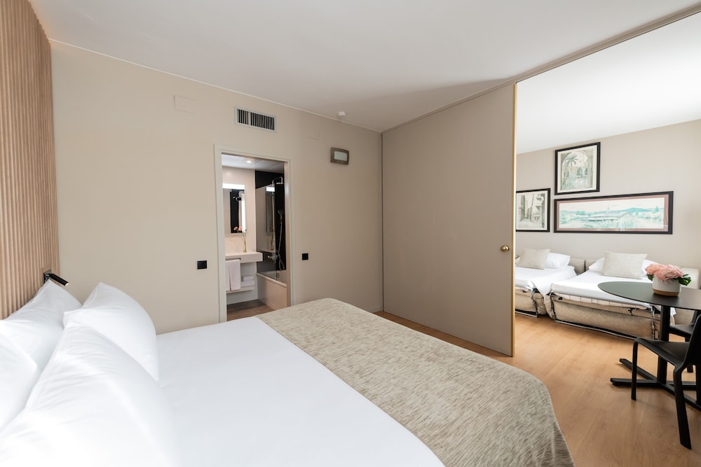 Habitación cuádruple, cocina básica del hotel Atenea Barcelona. Foto 6
