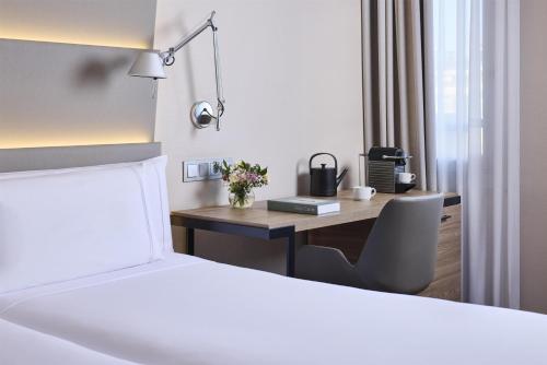 Habitación Doble Superior - 1 o 2 camas del hotel NH Sants Barcelona. Foto 2