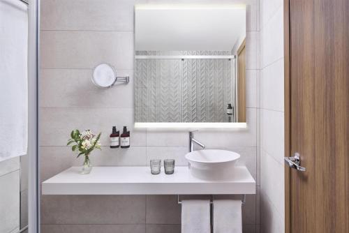 Habitación Doble Superior - 1 o 2 camas del hotel NH Sants Barcelona. Foto 5