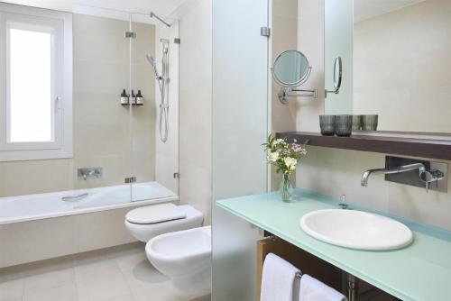 Habitación Doble Superior con 1 cama supletoria - 1 o 2 camas del hotel NH Sants Barcelona. Foto 4