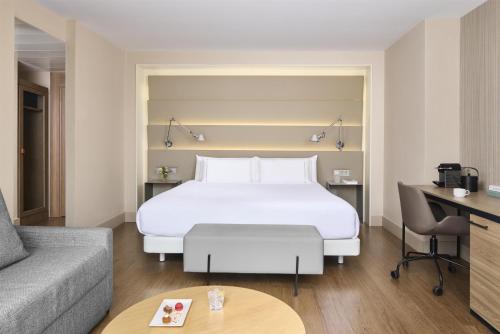 Suite Junior con terraza y cama supletoria del hotel NH Sants Barcelona