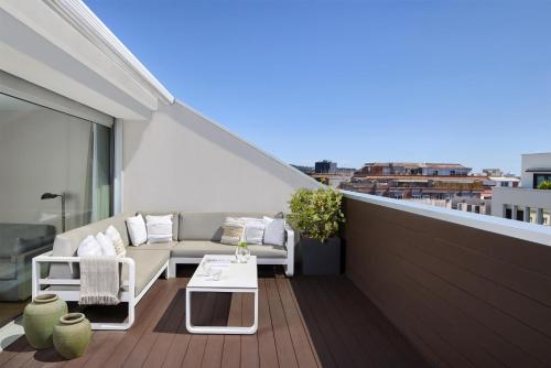 Suite Junior con terraza y cama supletoria del hotel NH Sants Barcelona. Foto 1