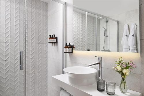 Habitación Doble Estándar con cama supletoria - 1 o 2 camas del hotel NH Sants Barcelona