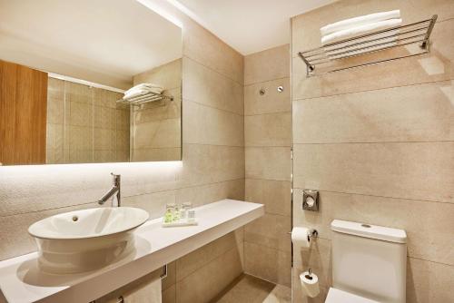 Habitación Doble Estándar - 1 o 2 camas del hotel NH Sants Barcelona. Foto 5