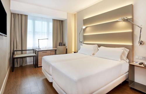 Habitación Doble Estándar con cama supletoria - 1 o 2 camas del hotel NH Sants Barcelona