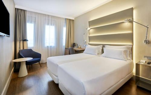 Habitación Doble Estándar con cama supletoria - 1 o 2 camas del hotel NH Sants Barcelona. Foto 1
