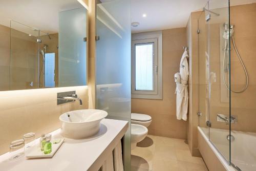 Habitación Doble Estándar con cama supletoria - 1 o 2 camas del hotel NH Sants Barcelona. Foto 4