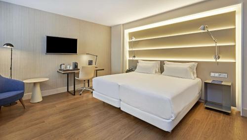 Habitación Doble Superior - 1 o 2 camas del hotel NH Sants Barcelona. Foto 2