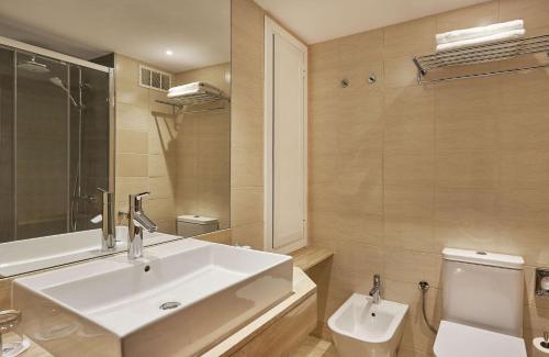 Suite Junior con terraza del hotel NH Sants Barcelona. Foto 8