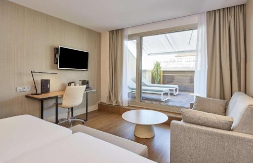 Suite Junior con terraza y cama supletoria del hotel NH Sants Barcelona. Foto 2