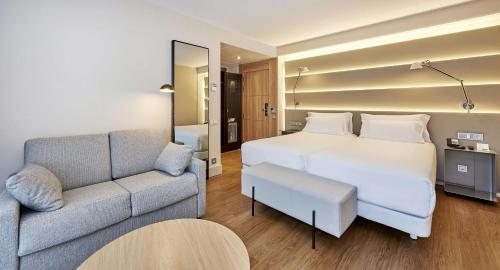 Suite Junior con terraza y cama supletoria del hotel NH Sants Barcelona. Foto 3