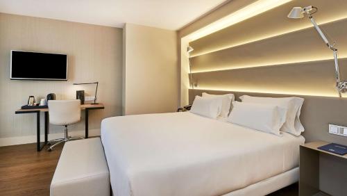 Suite Junior con terraza y cama supletoria del hotel NH Sants Barcelona. Foto 4