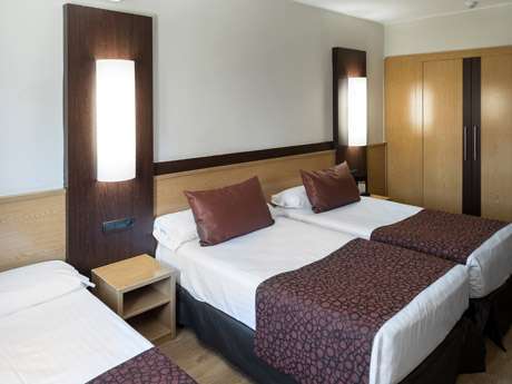 Habitación triple del hotel Catalonia Atenas. Foto 2