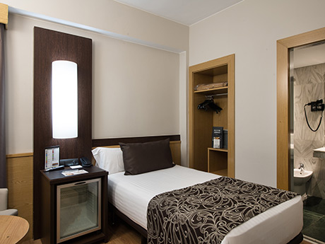 Habitación individual del hotel Catalonia Atenas. Foto 2