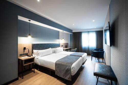 Habitación Doble con terraza y acceso al spa - 1 o 2 camas del hotel Catalonia Atenas. Foto 8
