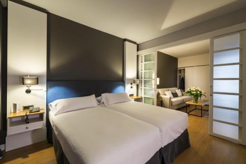 Junior suite Familiar Sofá Cama incluido 2 Camas individuales del hotel Guitart Grand Passage. Foto 2