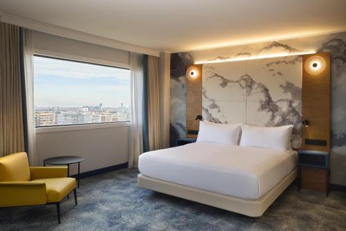 Habitación Executive con acceso al salón y cama extragrande del hotel Hilton Barcelona. Foto 2