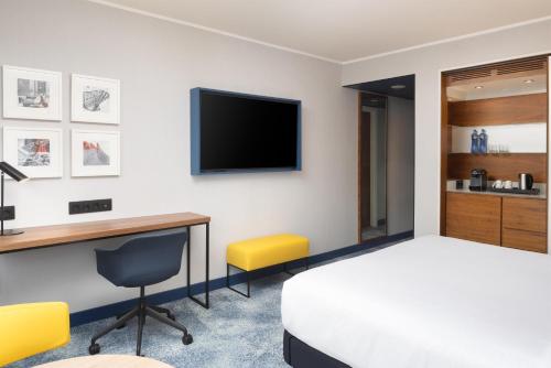 Habitación Executive con acceso al salón y cama extragrande del hotel Hilton Barcelona. Foto 6