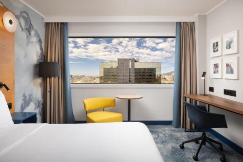 Habitación Executive con acceso al salón y cama extragrande del hotel Hilton Barcelona. Foto 7