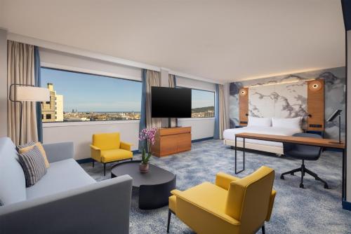Suite Master con acceso al salón - 1 cama extragrande del hotel Hilton Barcelona. Foto 6