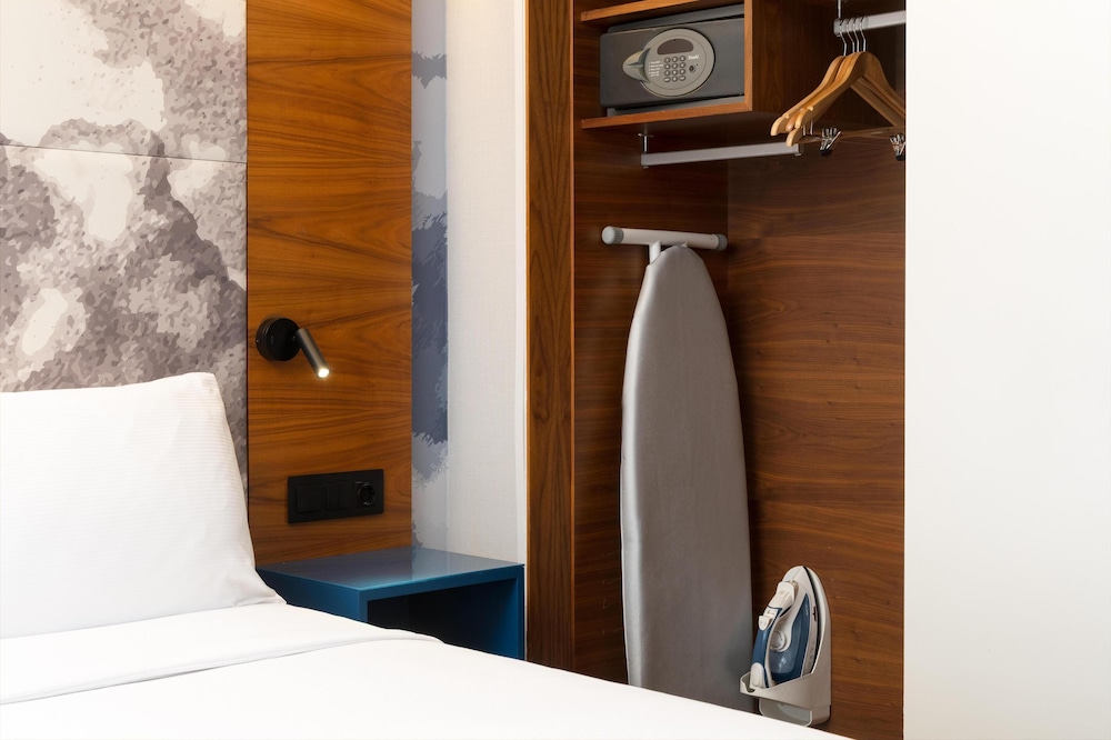 Habitación, 1 cama de matrimonio grande del hotel Hilton Barcelona. Foto 4